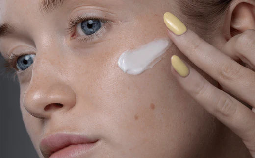Hvad forårsager tør hud, og hvordan man behandler den?