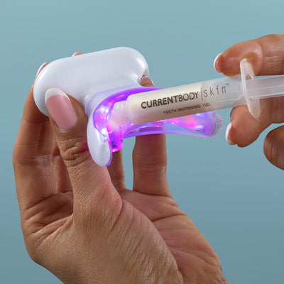 Påføring af gel til tandblegning enheden fra CurrentBody Skin