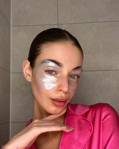 kvindelig model med Sarah Chapmans øjenmaske