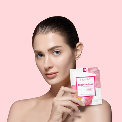 Model fremviser FOREO Bulgarian Rose Moisture-Boosting Sheet Face Mask