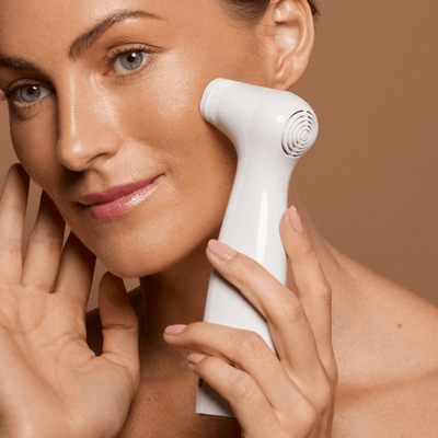 NIRA Pro Skincare Laser i brug i ansigtet